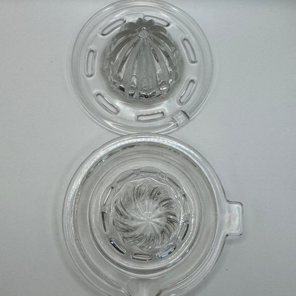 Vintage double stacked glass citrus juicer. - Picture 3 of 7